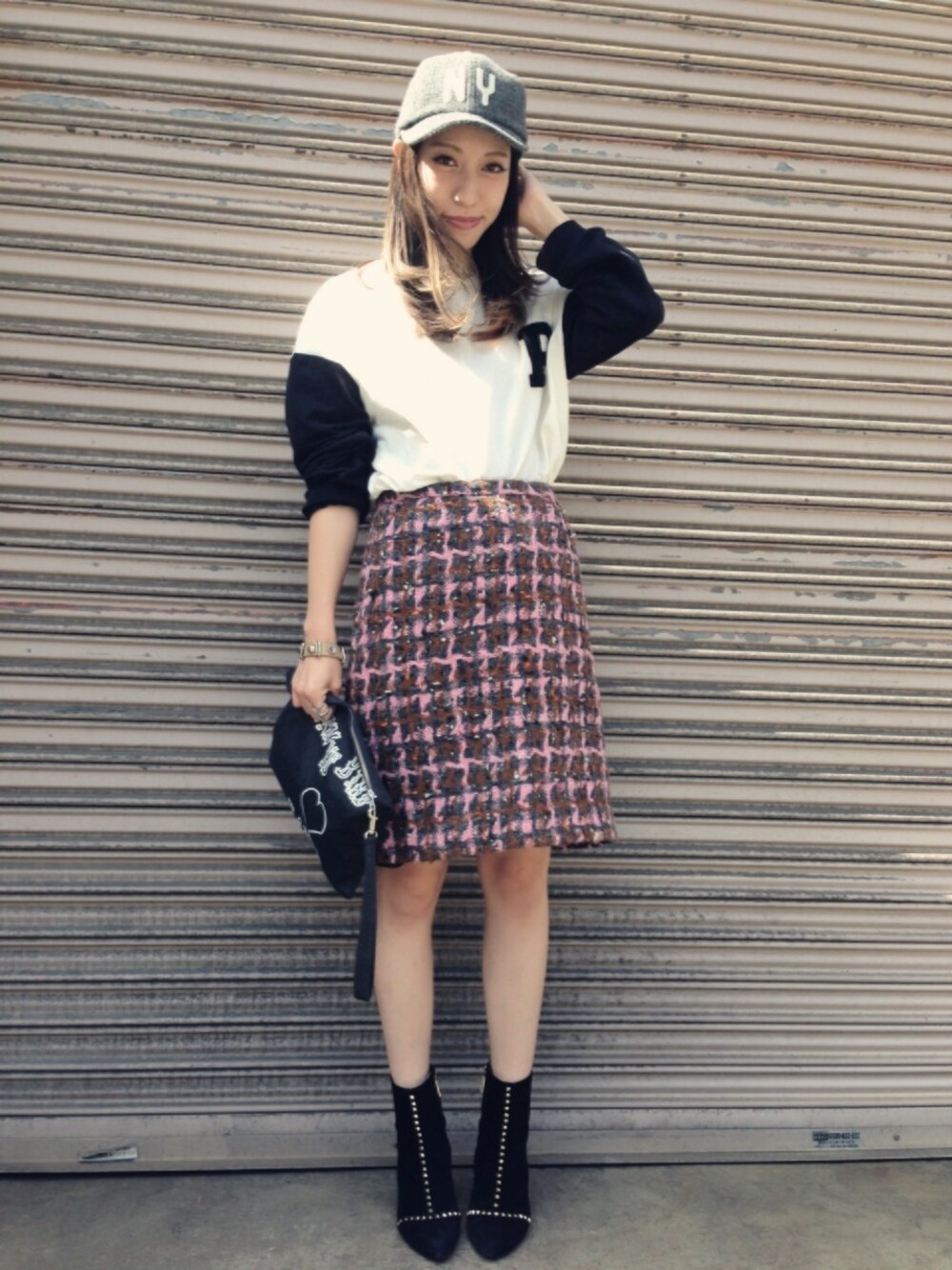 クラッチバッグを着用したレディースの秋コーディネートの1枚目の写真