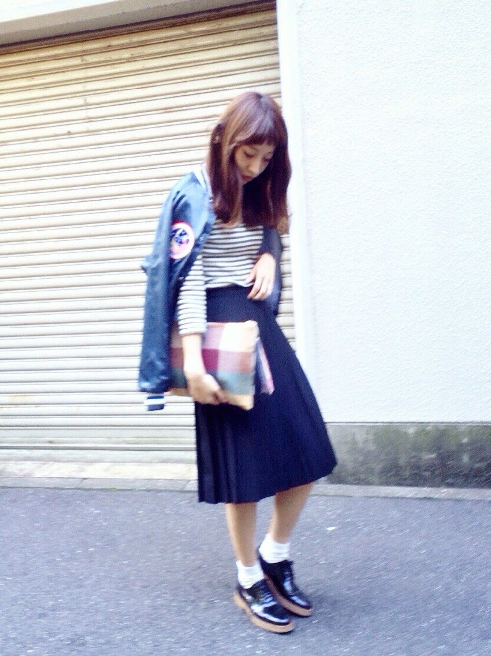 「プリーツスカート、スポーツミックス、emun、C.M.WORKS、ハグマグ」｜「C.M.WORKSのcheck×cow different pattern clutch　bag
（クラッチバッグ、その他）」を使った、ヤマサキ サオリさん（レディース・169cm）の秋コーディネートの1枚目の写真