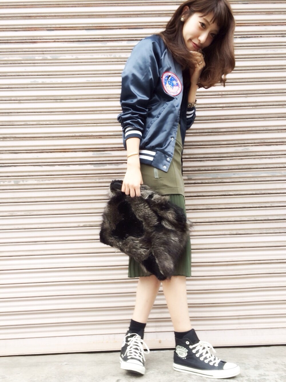 「黒スニーカー、スポーツミックス、ファー小物、ハグマグ、emun」｜「BEAMS BOYのASW / Patch Award Jacket（ブルゾン、ブルー系）」を使った、ヤマサキ サオリさん（レディース・169cm）の秋コーディネートの1枚目の写真