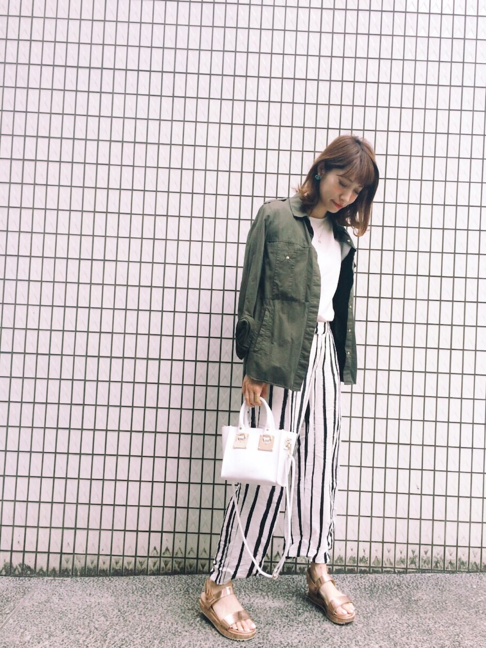 「ZARA、emun、大人カジュアル、ターコイズブルー」｜「ZARAのストライプパンツ（その他パンツ、ホワイト系）」を使った、ヤマサキ サオリさん（レディース・169cm）の夏コーディネートの1枚目の写真