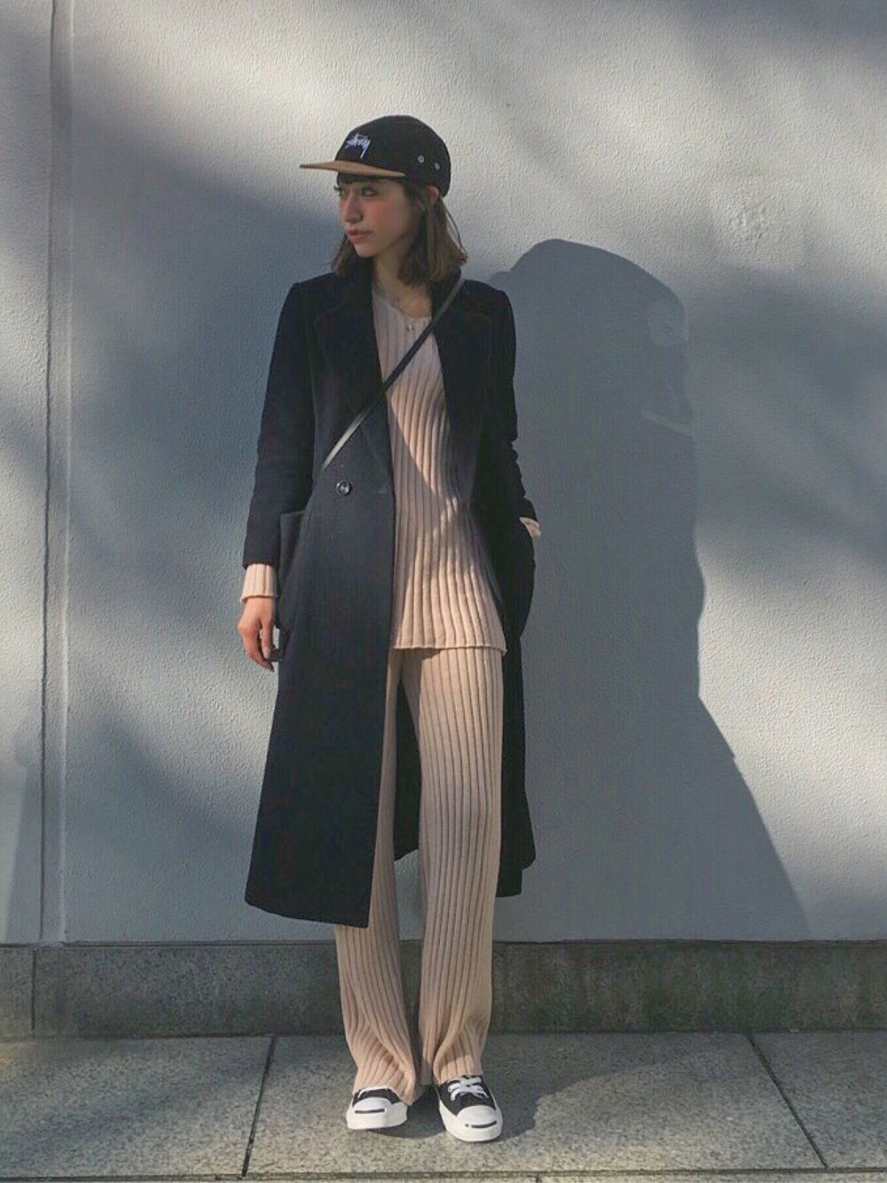 「大人カジュアル、ベージュ、スニーカー、コンバース、チェスターコート、CAP、stussy」｜「OZOCのニットセットアップ（ワンピース、ベージュ系）」を使った、ヤマサキ サオリさん（レディース・169cm）の冬コーディネートの1枚目の写真