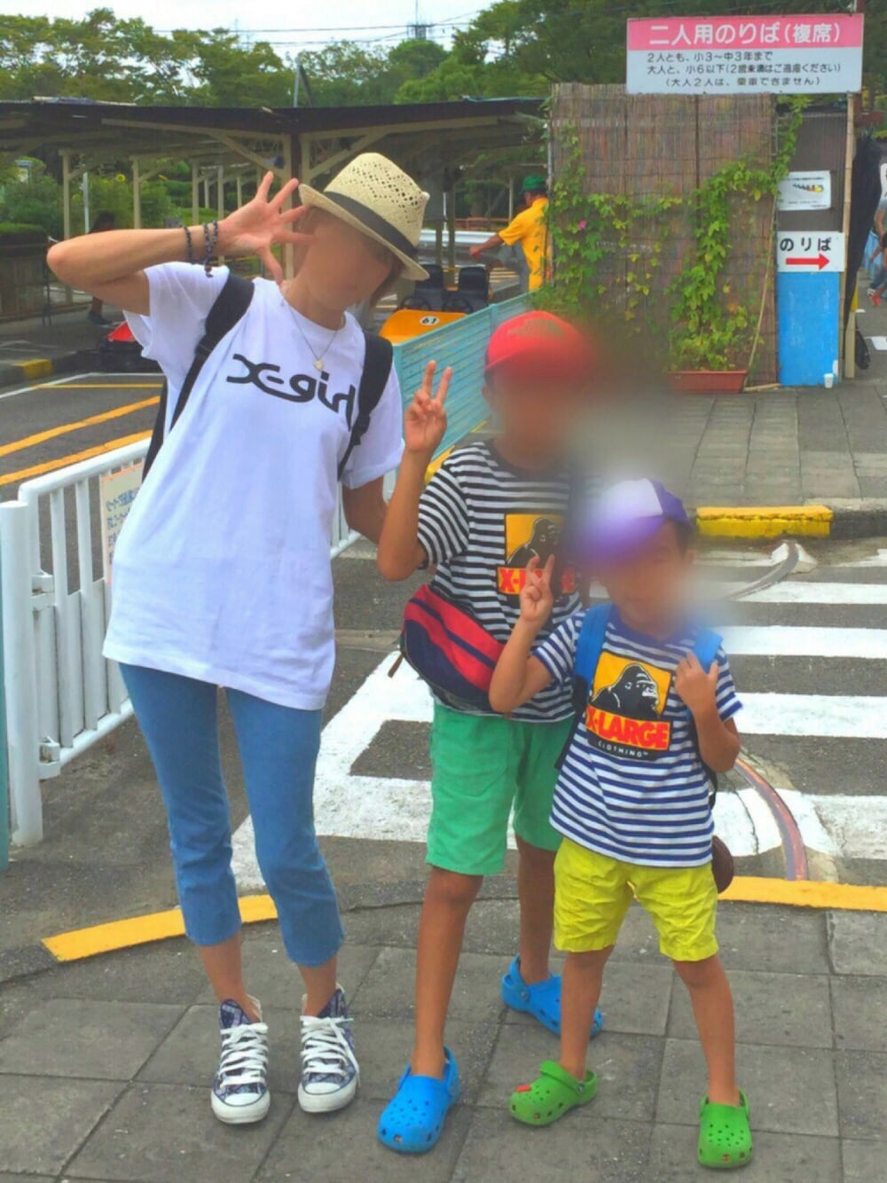 「親子コーデ、キッズコーデ、公園スタイル、x-girl、XLARGE KIDS、お盆休み、兄弟コーディネート」｜「X-girlの【EC限定/先行】MILLS LOGO BIG S/S TEE /Tシャツ/TEE/バックプリント/メッセージ/ロゴ/半袖/メンズサイズ/ビッグTEE/低価格（Tシャツ/カットソー、ホワイト系）」を使った、ミーナさん（レディース・166cm）の夏コーディネートの1枚目の写真