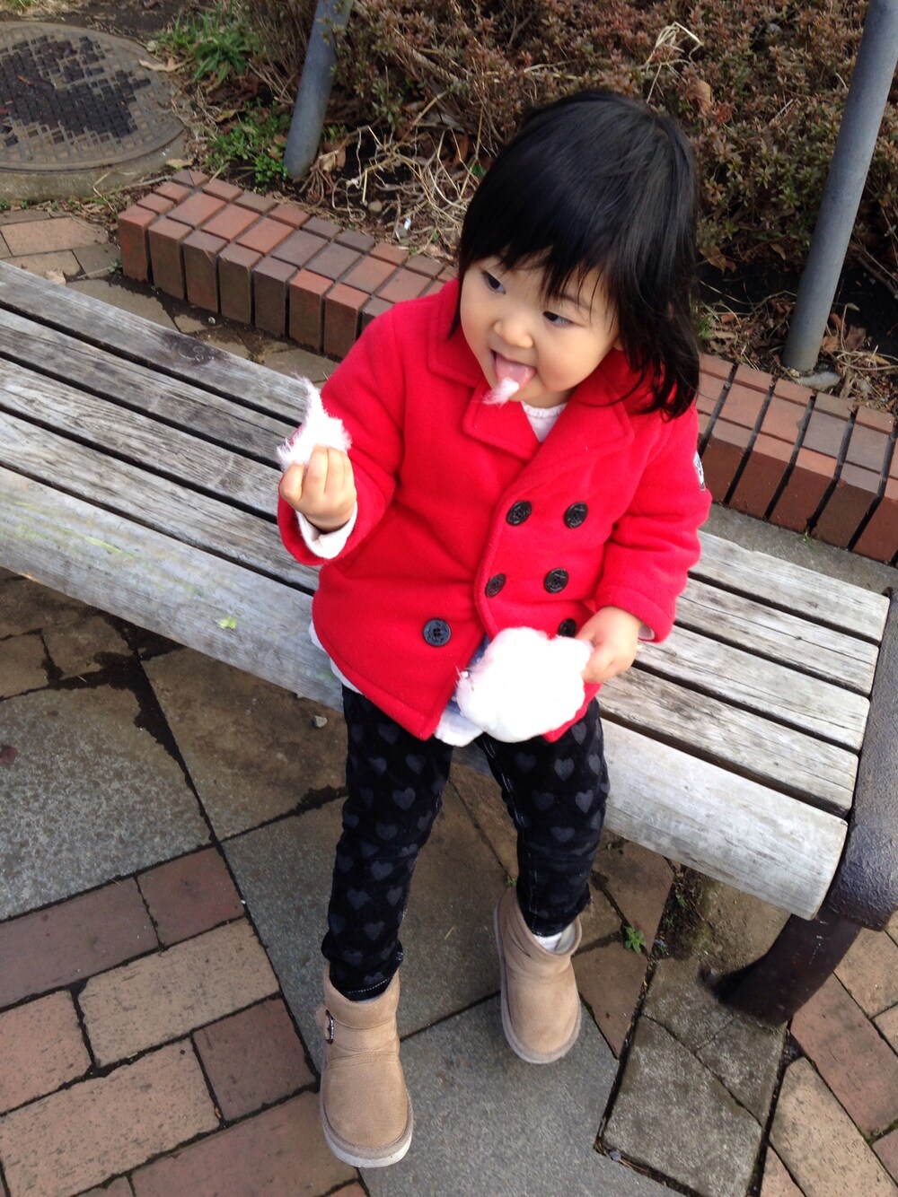 「公園、わたあめ」｜「赤ちゃん本舗のアイテム（ピーコート、レッド系）」を使った、Eipipiさん（キッズ・90cm）の春コーディネートの1枚目の写真