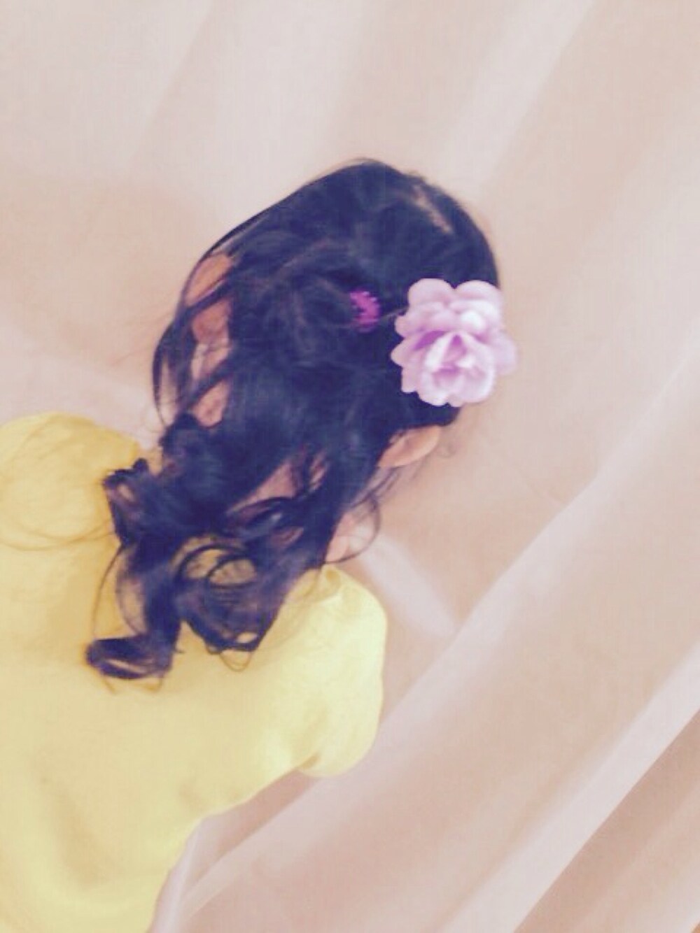「ヘアアレンジ、女の子」｜「Handmadeのアイテム（バレッタ/ヘアクリップ、パープル系）」を使った、Eipipiさん（キッズ・100cm）の冬コーディネートの1枚目の写真