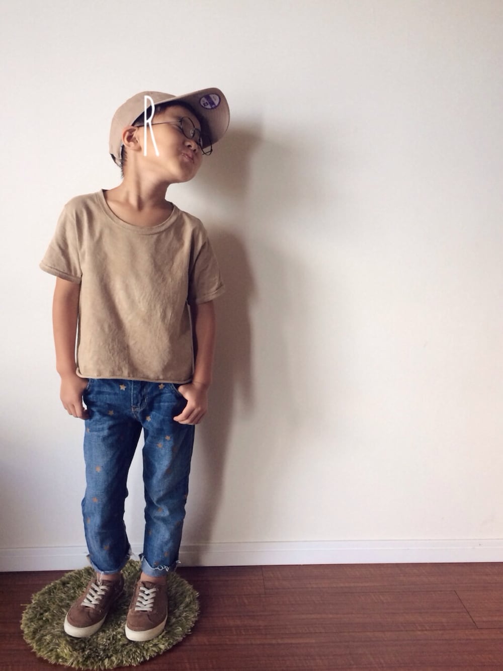 ブルー系のデニムパンツ、ベージュ系のTシャツ/カットソー、ブラウン系のスニーカーを着用したキッズの夏コーディネートの1枚目の写真
