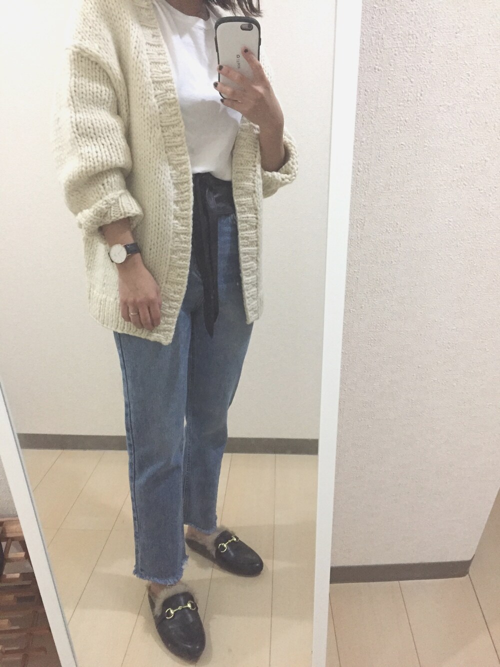 ホワイト系のTシャツ/カットソー、ホワイト系のカーディガン/ボレロを着用したレディースの秋コーディネートの1枚目の写真