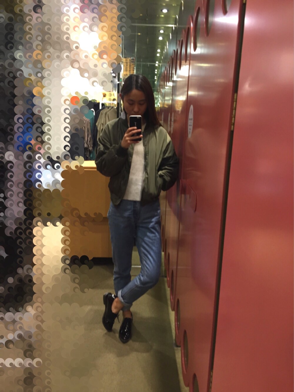 ブルー系のデニムパンツを着用したレディースの秋コーディネートの1枚目の写真