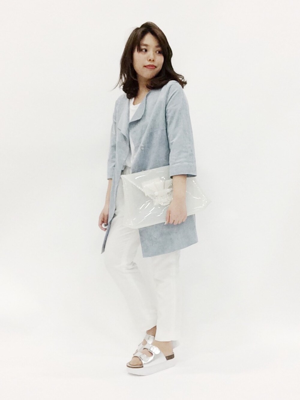 「ホワイトパンツ、パンツスタイル、春コーデ、メタリック、白Tシャツ、厚底サンダル、メタリックサンダル、メタリックシューズ、憧れブランド、フェイクスウェード」｜「DouDouのフェイクスエードコート（その他アウター、ブルー系）」を使った、ぽんさん（レディース・158cm）の春コーディネートの1枚目の写真
