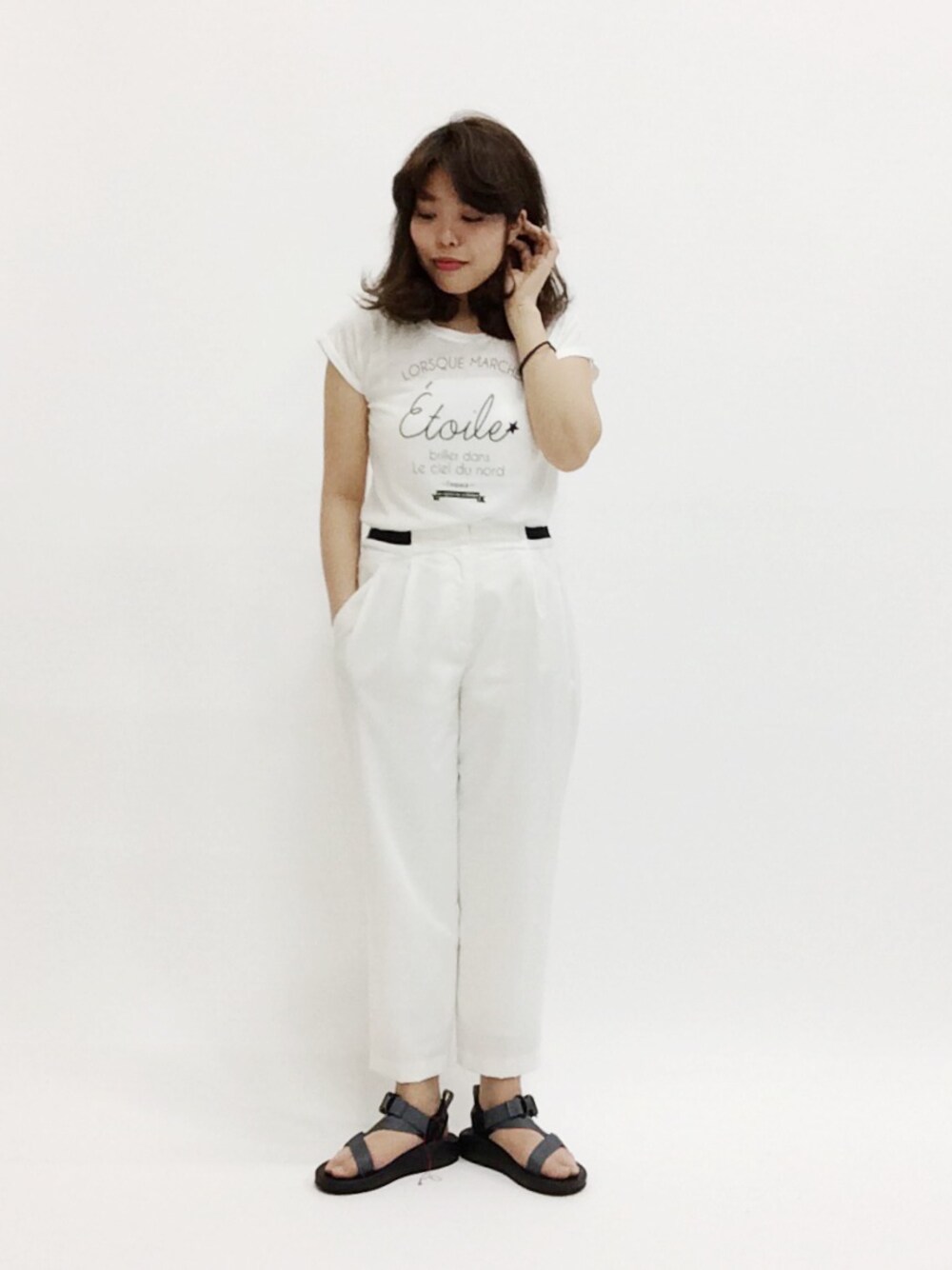 「Tシャツ、ホワイトパンツ、ホワイトコーデ、防水、太めのパンツ、ウエストイン、モノトーンコーデ、スポーツサンダル、ラバーサンダル、ウエストがポイント」｜「LUCA/LADY LUCK LUCAのLC/LLL スポーティタックパンツ(OW)（その他パンツ、ホワイト系）」を使った、ぽんさん（レディース・158cm）の春コーディネートの1枚目の写真