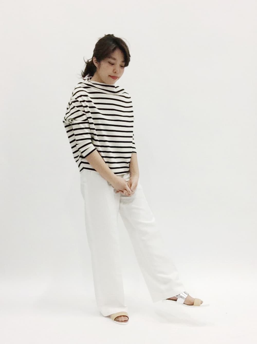 「ワイドパンツ、ボーダートップス、ボトルネック、メタリックサンダル、白のワイドパンツ」｜「SHIPS for womenのソリッド/ボーダー ボトルネック 7分袖 カットソー（Tシャツ/カットソー、ブラック系）」を使った、ぽんさん（レディース・158cm）の春コーディネートの1枚目の写真
