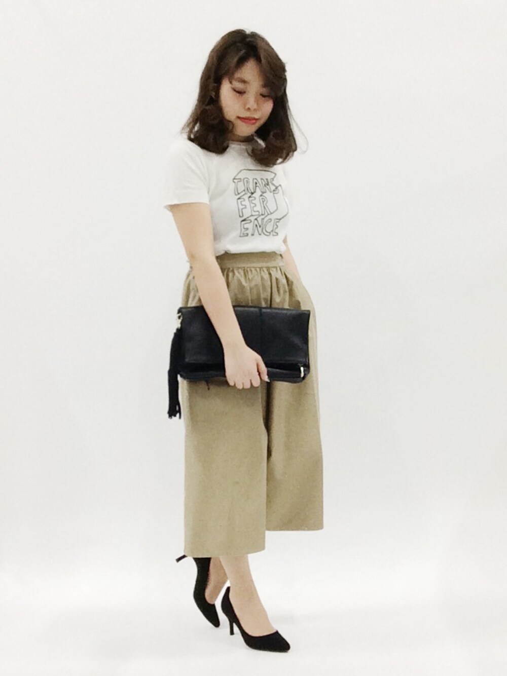 「クラッチバッグ、大人カジュアル、ワイドパンツ、ホワイトニット、インスタイル」｜「HAREのフリンジツキフトベルトBAG(HARE)（クラッチバッグ、ブラック系）」を使った、ぽんさん（レディース・158cm）の春コーディネートの1枚目の写真