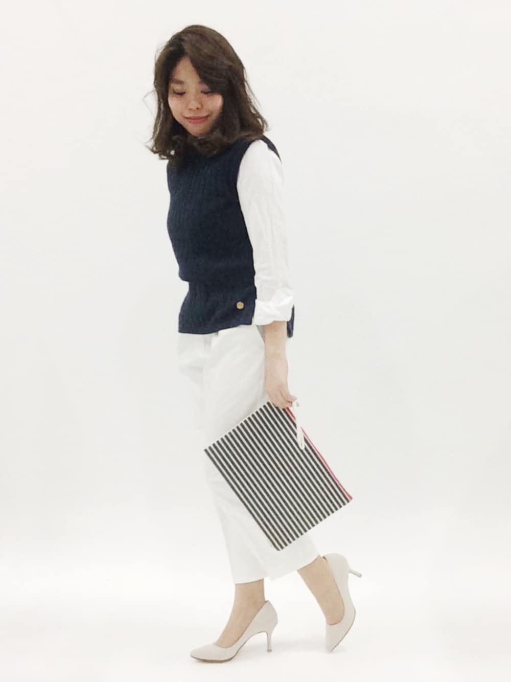 「ボーダー、白シャツ、クラッチバッグ、ワイドパンツ、ホワイトパンツ、きれいめカジュアル、ノースリーブニット、白シャツ×ニット」｜「OLIVE des OLIVEのリブ付きノーカラーブルゾン（ブルゾン、ホワイト系）」を使った、ぽんさん（レディース・158cm）の春コーディネートの1枚目の写真