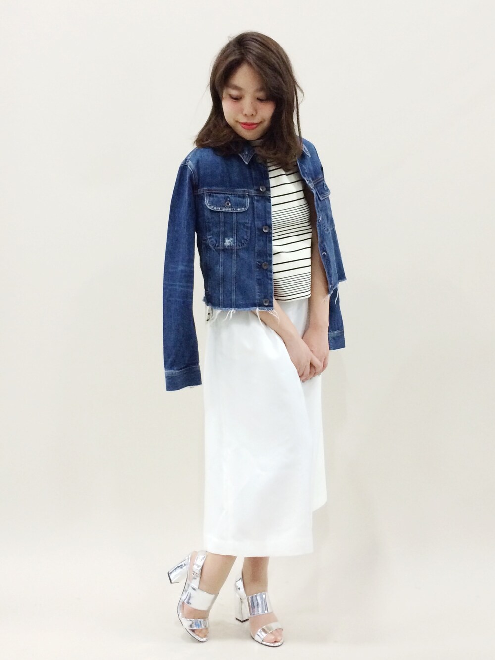 「ワイドパンツ、ホワイトパンツ、ガウチョパンツ、ボトルネック、メタリックサンダル、切りっぱなし、メタリックシューズ、rag & bone、トレンドアイテム」｜「JOURNAL STANDARDのRAGBONE crop boyfriend jacket la paz（デニムジャケット、ブルー系）」を使った、ぽんさん（レディース・158cm）の春コーディネートの1枚目の写真