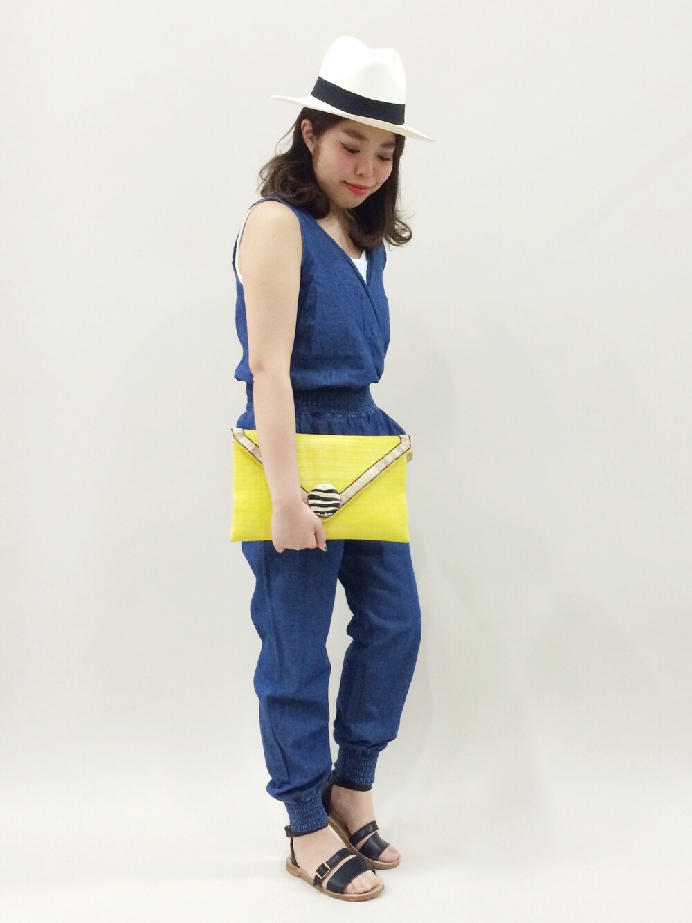 「デニム、オールインワン、イエロー、クラッチバッグ、ペタンコサンダル、ゼブラ柄、ハット」｜「green label relaxingのGT シアーCHK レイヤード N/SL プルオーバー カットソー（Tシャツ/カットソー、ホワイト系）」を使った、ぽんさん（レディース・158cm）の春コーディネートの1枚目の写真
