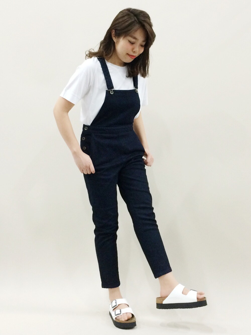 「シンプル、サロペット、オールインワン、白Tシャツ、白サンダル、ARIZONA、デニムのオールインワン」｜「BEAUTY&YOUTH UNITED ARROWSのBC Papillio ARZN PLATFM（サンダル、ホワイト系）」を使った、ぽんさん（レディース・158cm）の春コーディネートの1枚目の写真