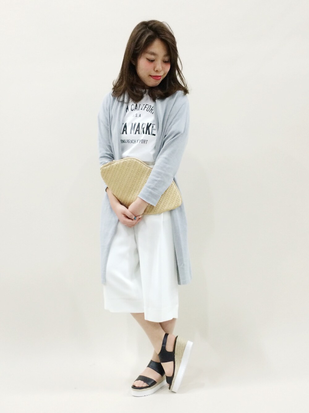 「ホワイトコーデ、白Tシャツ、ワイドパンツ、白のワイドパンツ、厚底サンダル、リップモチーフ、ロングカーディガン、シンプルコーデ」｜「LILICIOUSのリップストロークラッチバッグ（クラッチバッグ、ベージュ系）」を使った、ぽんさん（レディース・158cm）の春コーディネートの1枚目の写真