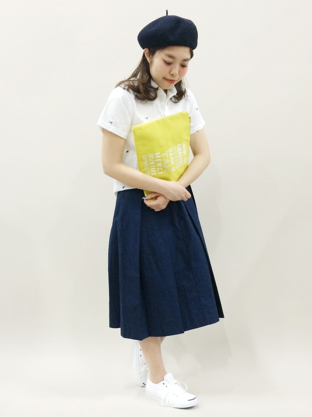 「カジュアル、白シャツ、イエロー、クラッチバッグ、ネイビー、ネイビー×ホワイト、カジュアルコーデ、ぺんぎん、ネイビーのとりこ♡、チャムス」｜「MYSELF ABAHOUSEのcontiture THANK YOUｸﾗｯﾁ（クラッチバッグ、イエロー系）」を使った、ぽんさん（レディース・158cm）の春コーディネートの1枚目の写真