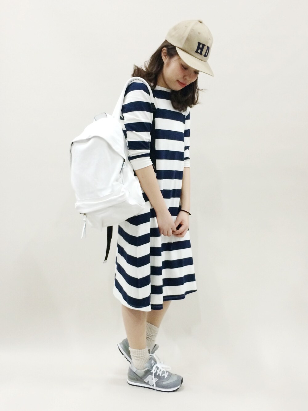 ホワイト系のバックパック/リュック、その他のワンピース、ベージュ系のキャップを着用したレディースの春コーディネートの1枚目の写真