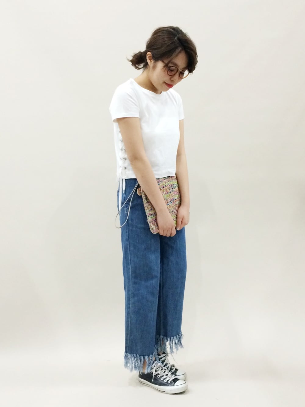 「クラッチバッグ、大人カジュアル、フリンジ、レースアップ、ワイドパンツ、夏コーデ、ワイドデニム、白T×デニム、フリンジデニム」｜「Daily russetのBETHメランジクラッチバッグ（クラッチバッグ、ホワイト系）」を使った、ぽんさん（レディース・158cm）の春コーディネートの1枚目の写真
