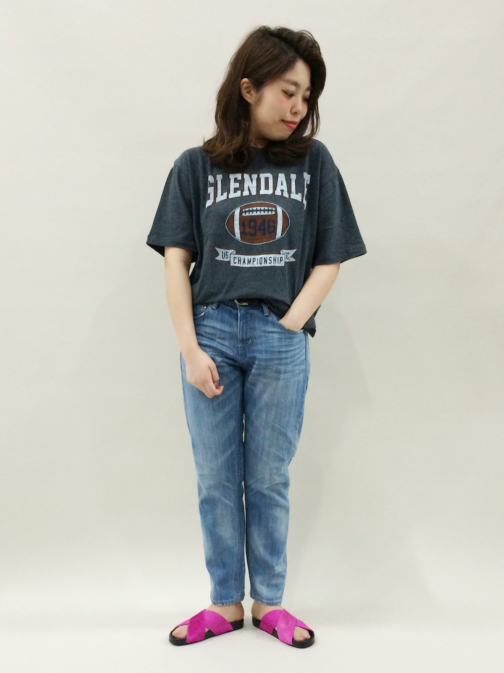 ブラック系のTシャツ/カットソー、ブルー系のデニムパンツ、レッド系のサンダルを着用したレディースの春コーディネートの1枚目の写真