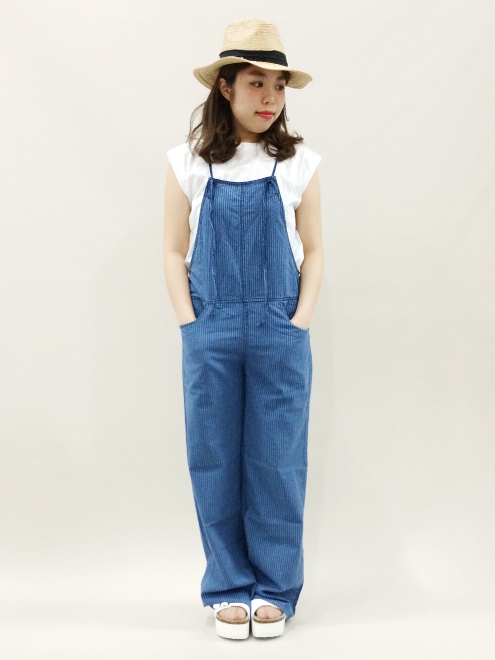 「サロペット、ハット、大人カジュアル、大人コーデ、ゆったりコーデ、夏コーデ、白Tシャツ、厚底サンダル」｜「anap mimpiのANAP/ アナップCRUCE ＢＫテープペーパーＨＡＴ（ハット、ベージュ系）」を使った、ぽんさん（レディース・158cm）の春コーディネートの1枚目の写真