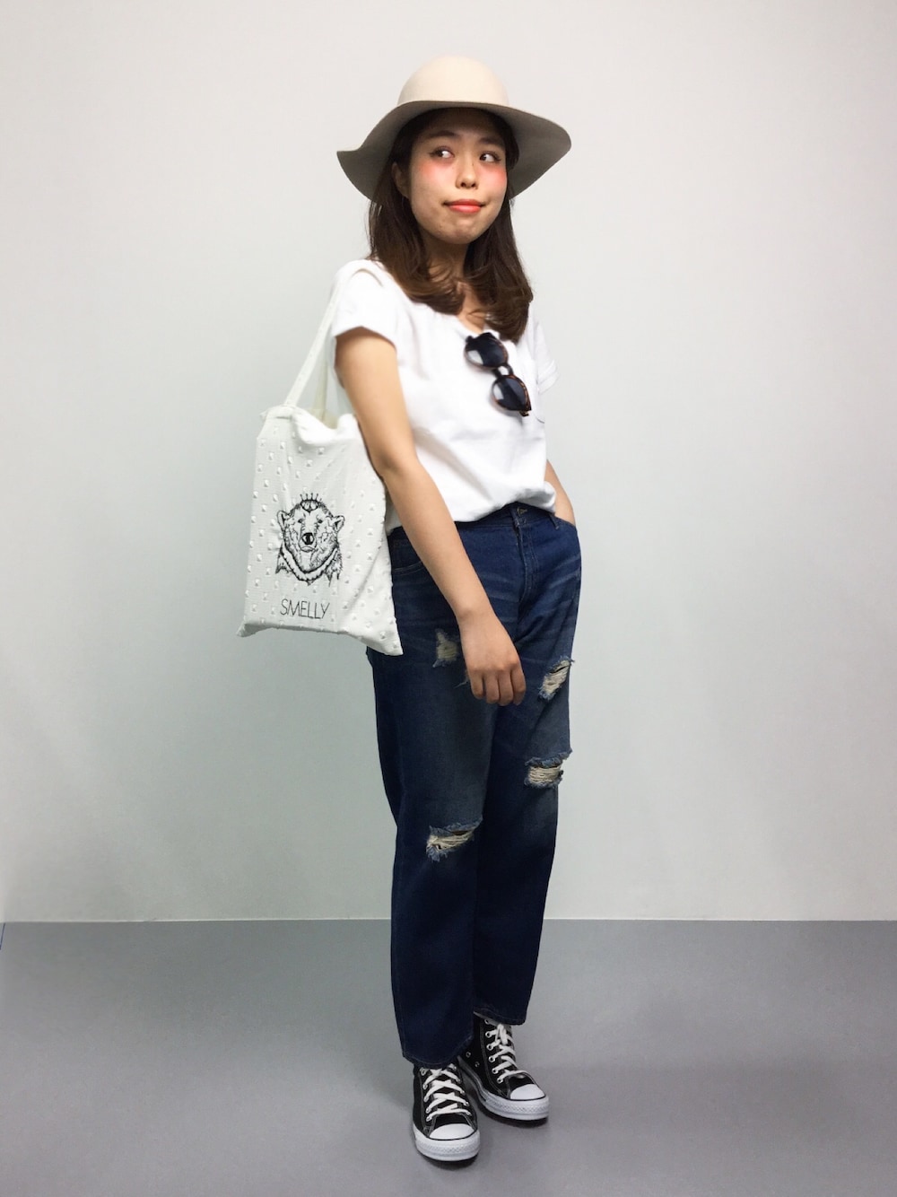 「デニム、コンバース、クラッシュデニム、エコバッグ、ツバ広ハット、白Tシャツ、オトナカジュアル、ワンポケT、白T×デニム、ベージュのハット」｜「E hyphen world galleryのクラッシュデニムパンツ（デニムパンツ、ブルー系）」を使った、ぽんさん（レディース・158cm）の夏コーディネートの1枚目の写真