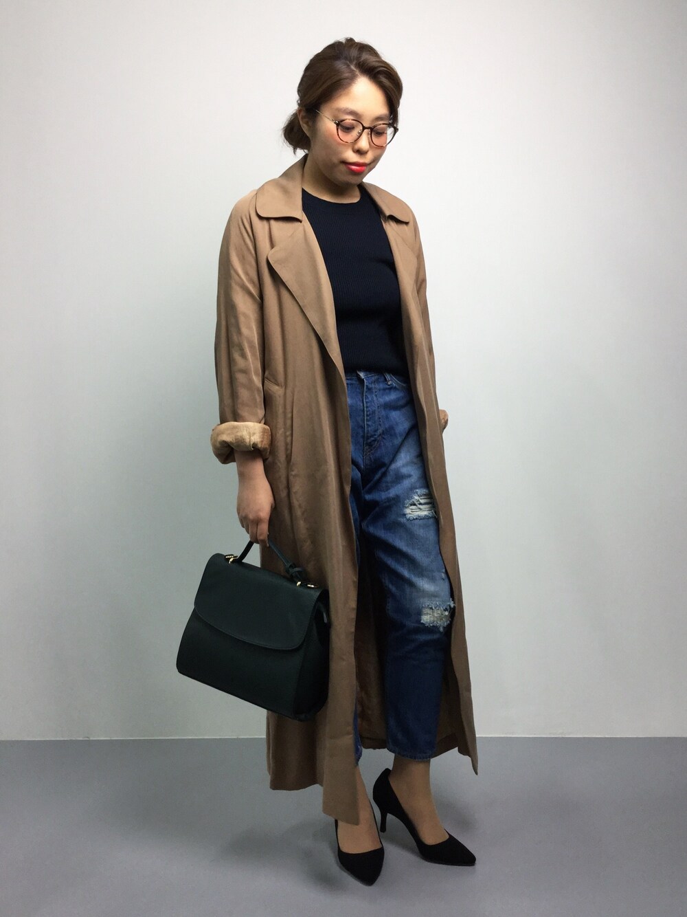 「デニム、トレンチコート、秋のコーデ、ロングコート、大人カジュアル、ダメージデニムパンツ、ベージュコート、デニム×ヒール、オリーブ色、ZOZO夏セール2015」｜「green label relaxingのGC DMG クラッシュ DNM TAPERED パンツ（デニムパンツ、ブルー系）」を使った、ぽんさん（レディース・158cm）の夏コーディネートの1枚目の写真