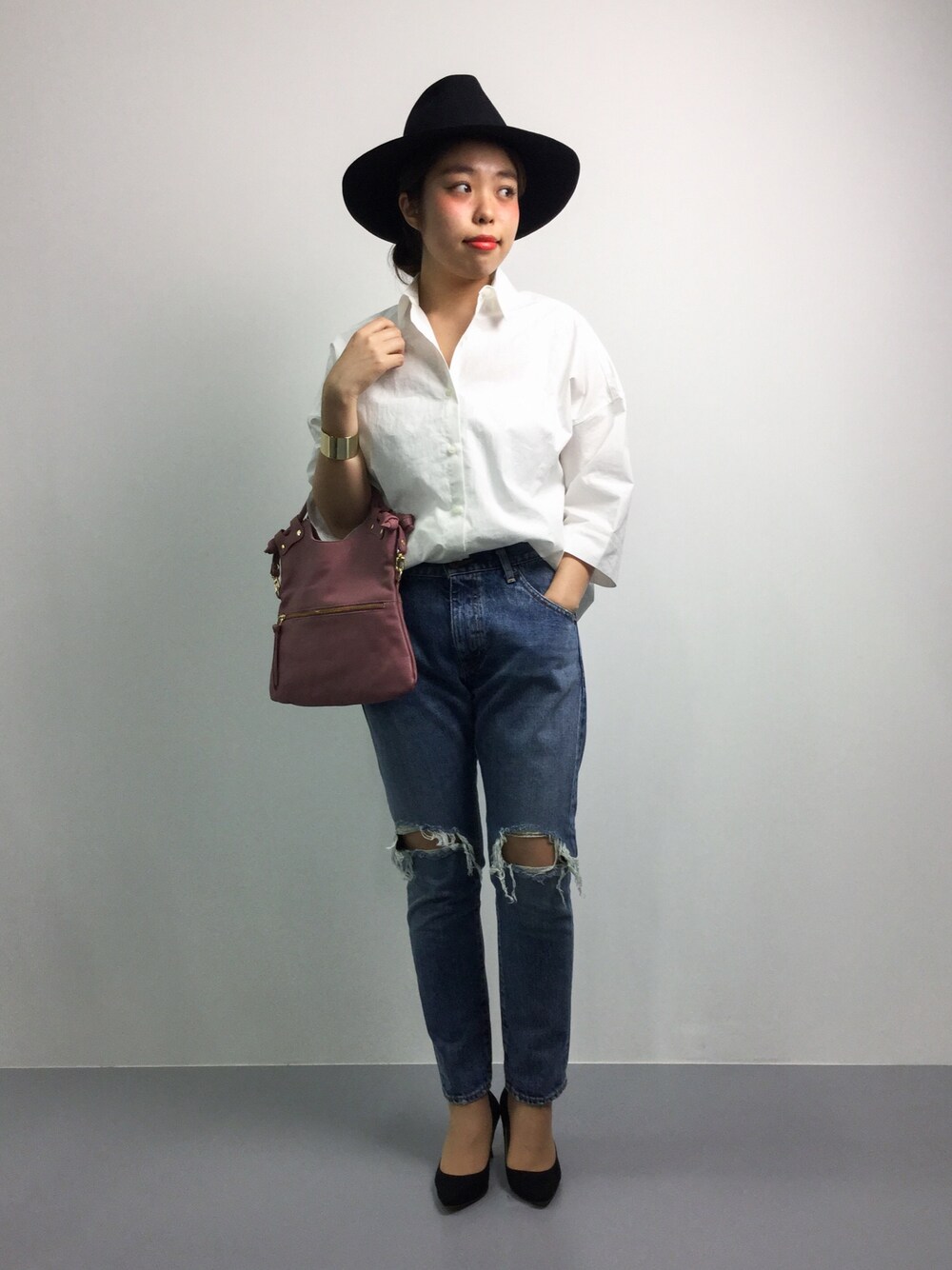「ピンク、秋のコーデ、大人カジュアル、ショルダーバック、黒パンプス、ダメージデニムパンツ、ツバ広ハット、ホワイトブラウス、黒ハット、デニム×ヒール」｜「EN ROUTEのKIJIMA TAKAYUKI（キジマタカユキ） LONG BRIM HAT◆（ハット、ブラック系）」を使った、ぽんさん（レディース・158cm）の夏コーディネートの1枚目の写真