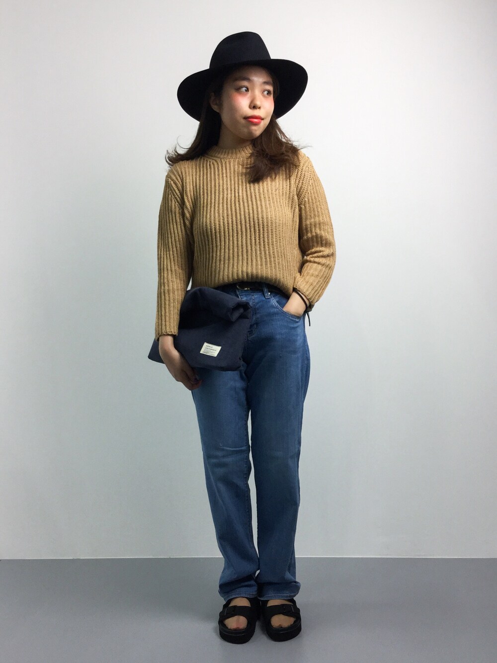 「ニット、デニム、コーデュロイ、クラッチバッグ、ボア、ツバ広ハット、ストレートデニム、黒ハット、コンフォートサンダル、ZOZO夏セール2015」｜「EN ROUTEのKIJIMA TAKAYUKI（キジマタカユキ） LONG BRIM HAT◆（ハット、ブラック系）」を使った、ぽんさん（レディース・158cm）の夏コーディネートの1枚目の写真