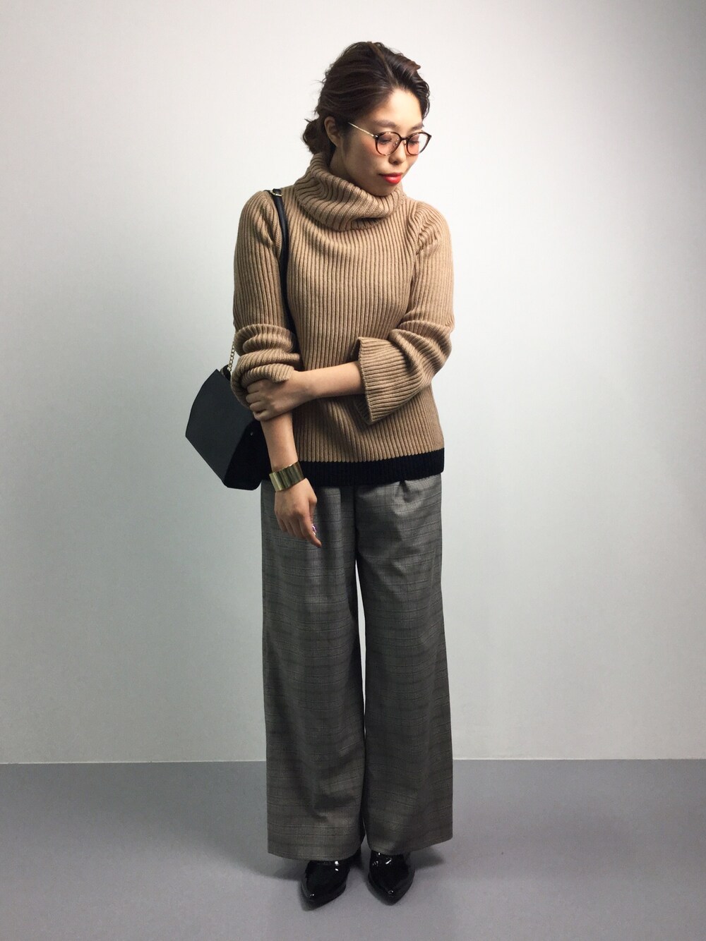 「ニット、秋のコーデ、タートルネック、レースアップシューズ、大人カジュアル、ワイドパンツ、チェックパンツ、きれいめカジュアル、通勤コーデ、オフィスカジュアル」｜「Demi-Luxe BEAMSのTHE IRON / オープンスリーブ タートルニット（ニット/セーター、ブラウン系）」を使った、ぽんさん（レディース・158cm）の秋コーディネートの1枚目の写真
