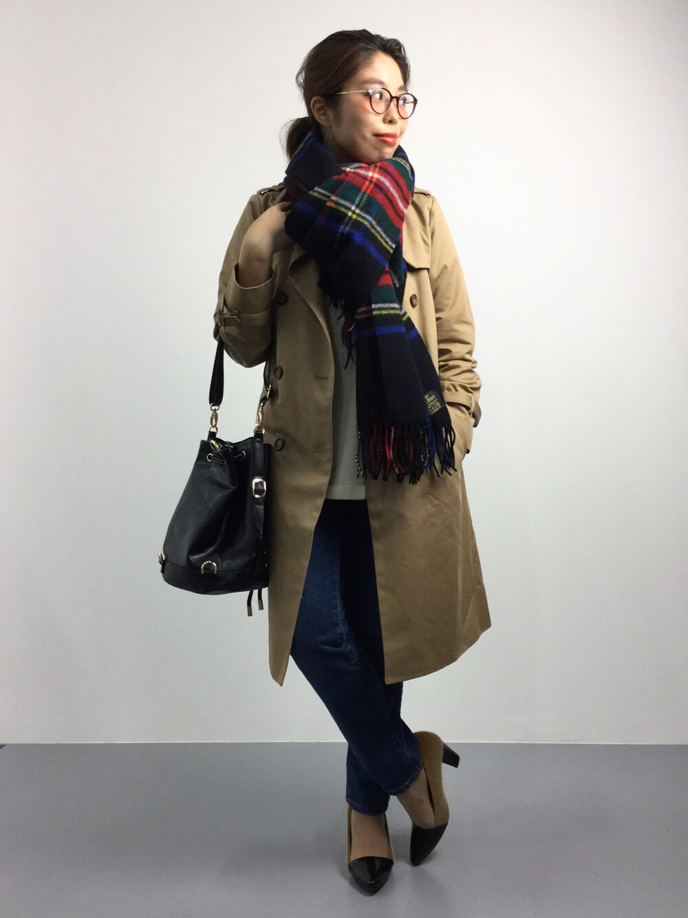 「デニム、パンプス、トレンチコート、ショルダーバッグ、チェックストール、大人カジュアル、異素材、秋服、ストレートデニム、ベージュのトレンチコート」｜「Glen PrinceのGLEN PRINCE チェックストール/Glen/P CHK STL 15FW（マフラー、ブラック系）」を使った、ぽんさん（レディース・158cm）の秋コーディネートの1枚目の写真