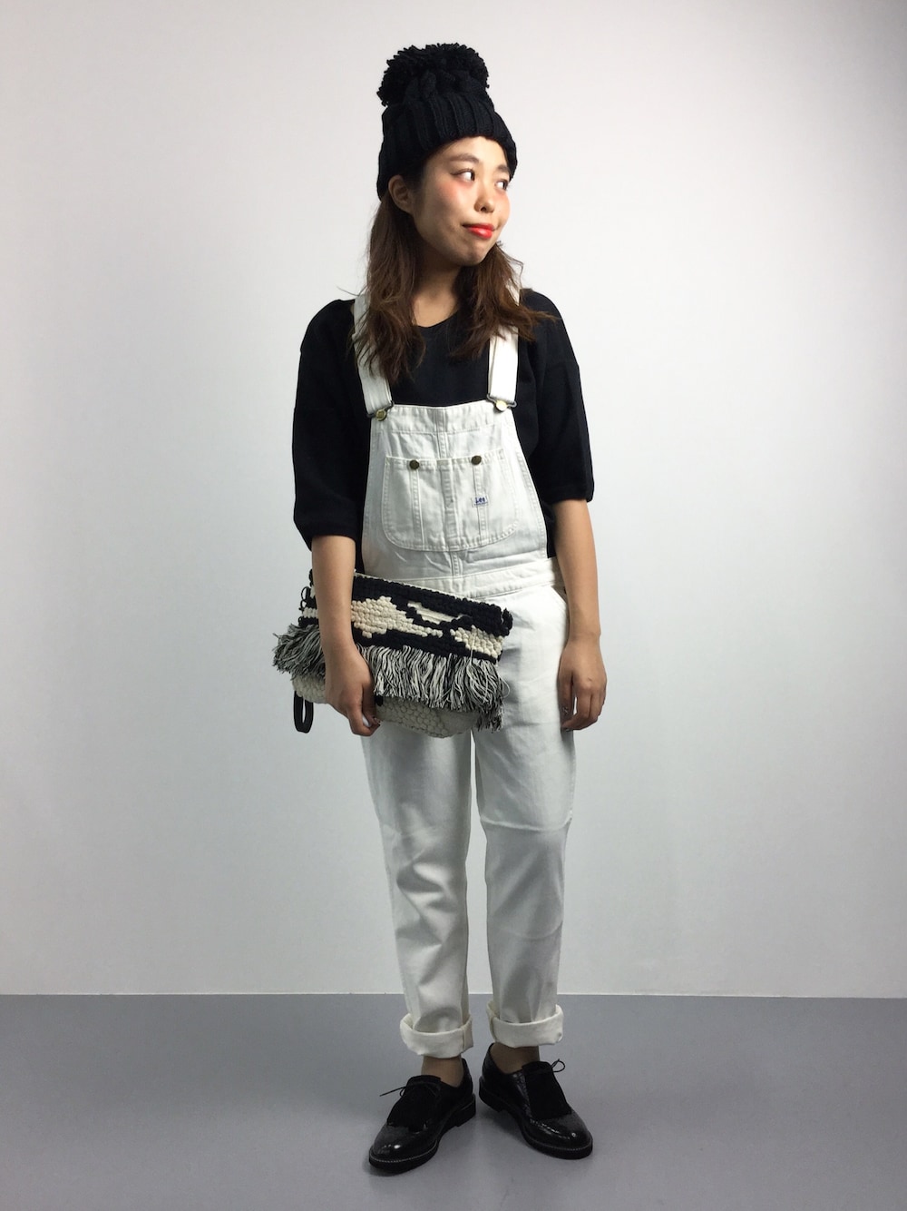 「ニット、ニット帽、クラッチバッグ、オーバーオール、ホワイトデニム、ウィングチップシューズ、秋服、モノトーンコーデ、HARUTAコラボローファー、デニムオーバーオール」｜「meJaneのBIGポンポンワッチ（ニットキャップ/ビーニー、ブラック系）」を使った、ぽんさん（レディース・158cm）の秋コーディネートの1枚目の写真