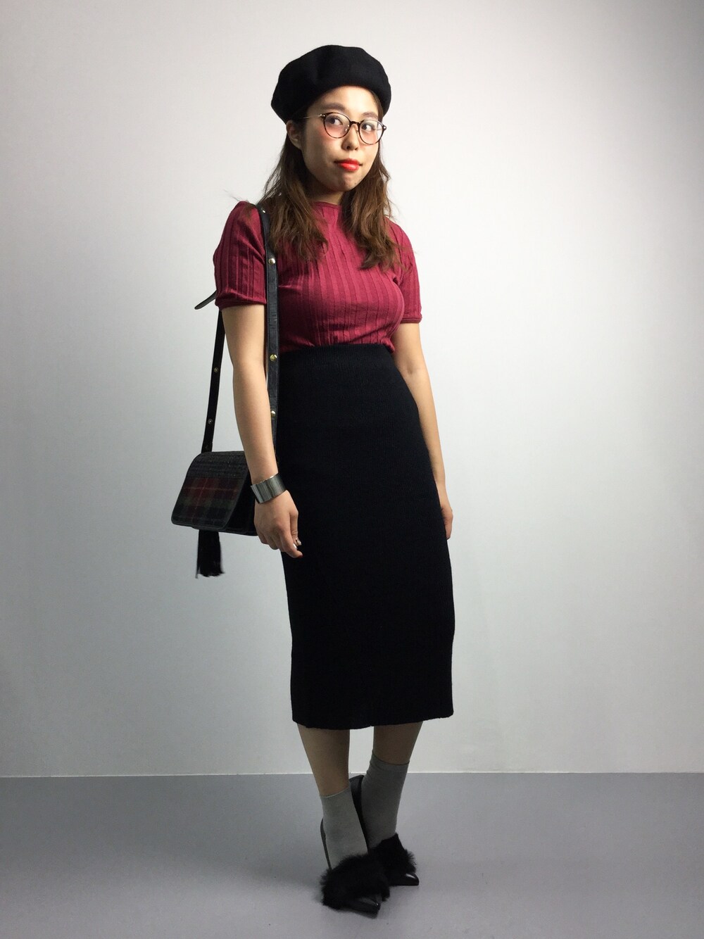 「ファー、タイトスカート、ベレー帽、ショルダーバッグ、ニットスカート、Harris Tweed、黒パンプス、秋服、ベレー帽×メガネ、ファーパンプス」｜「SLOBE IENAのウールベレー（ハンチング/ベレー帽、ブラック系）」を使った、ぽんさん（レディース・158cm）の秋コーディネートの1枚目の写真
