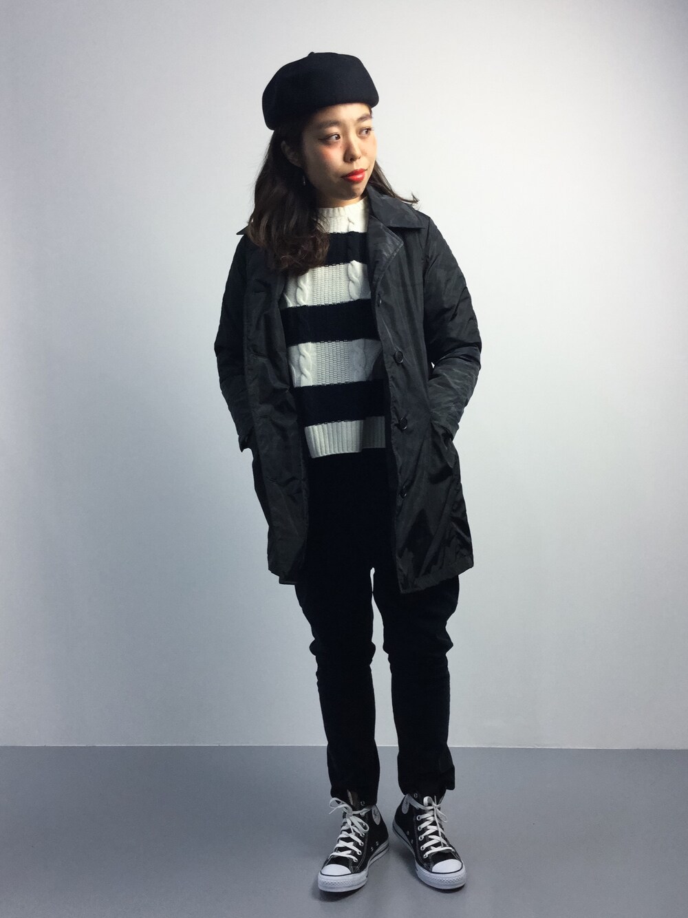 「ニット、コンバース、カモフラージュ、柄パンツ、ベレー帽、スニーカーコーデ、ボーダーニット、パンツスタイル、コートスタイル、バスクベレー帽」｜「FREE'S MARTのバスクベレー（ハンチング/ベレー帽、ブラック系）」を使った、ぽんさん（レディース・158cm）の秋コーディネートの1枚目の写真