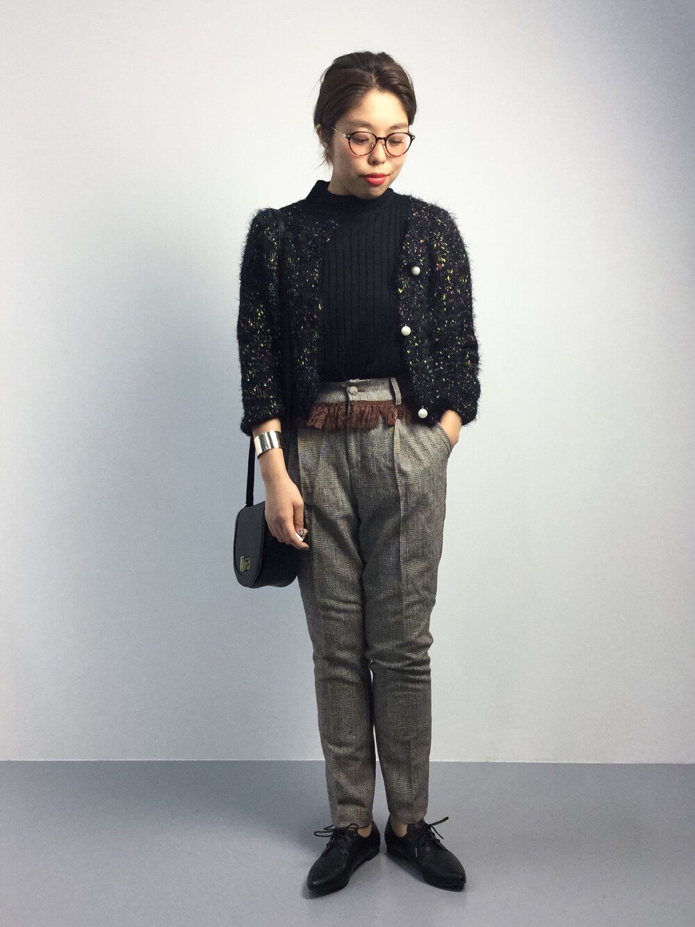 「パンツ、ショルダーバッグ、ニットカーディガン、フリンジ、チェックパンツ、グレンチェック、オックスフォード、秋服、黒ニット、オックスフォードシューズ」｜「MERCURYDUOの【GDS】 ラウンドショルダーBAG（ショルダーバッグ、ブラック系）」を使った、ぽんさん（レディース・158cm）の秋コーディネートの1枚目の写真