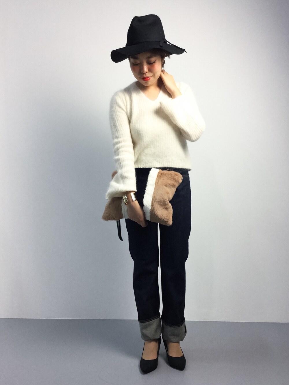 「アンゴラニット、denim、Vネックニット、白ニット、ホワイトニット、中折れハット、秋服、スエードシューズ、ファークラッチ、フェルトハット」｜「UNRELISHのﾌｪﾙﾄ中折れﾊｯﾄ（ハット、ブラック系）」を使った、ぽんさん（レディース・158cm）の秋コーディネートの1枚目の写真