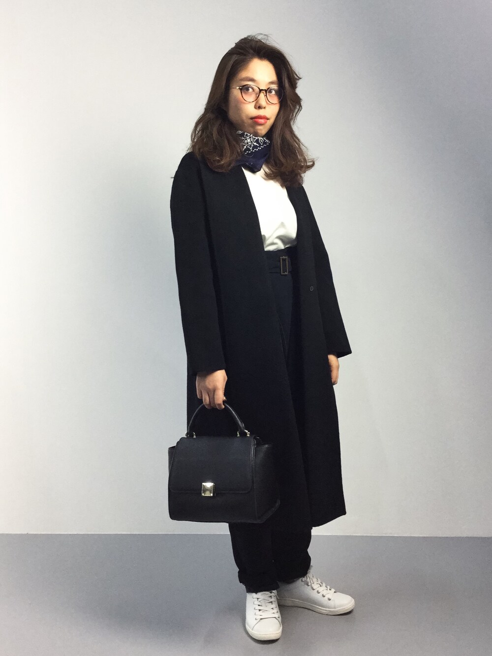 「コート、タートルネック、ワイドパンツ、バンダナ、ペイズリー、タックパンツ、ボストンバッグ、サッチェルバッグ、ホワイトスニーカー、SUPERGA」｜「BEAUTY&YOUTH UNITED ARROWSのBY インディゴ ペイズリーバンダナ（バンダナ/スカーフ、ブルー系）」を使った、ぽんさん（レディース・158cm）の秋コーディネートの1枚目の写真