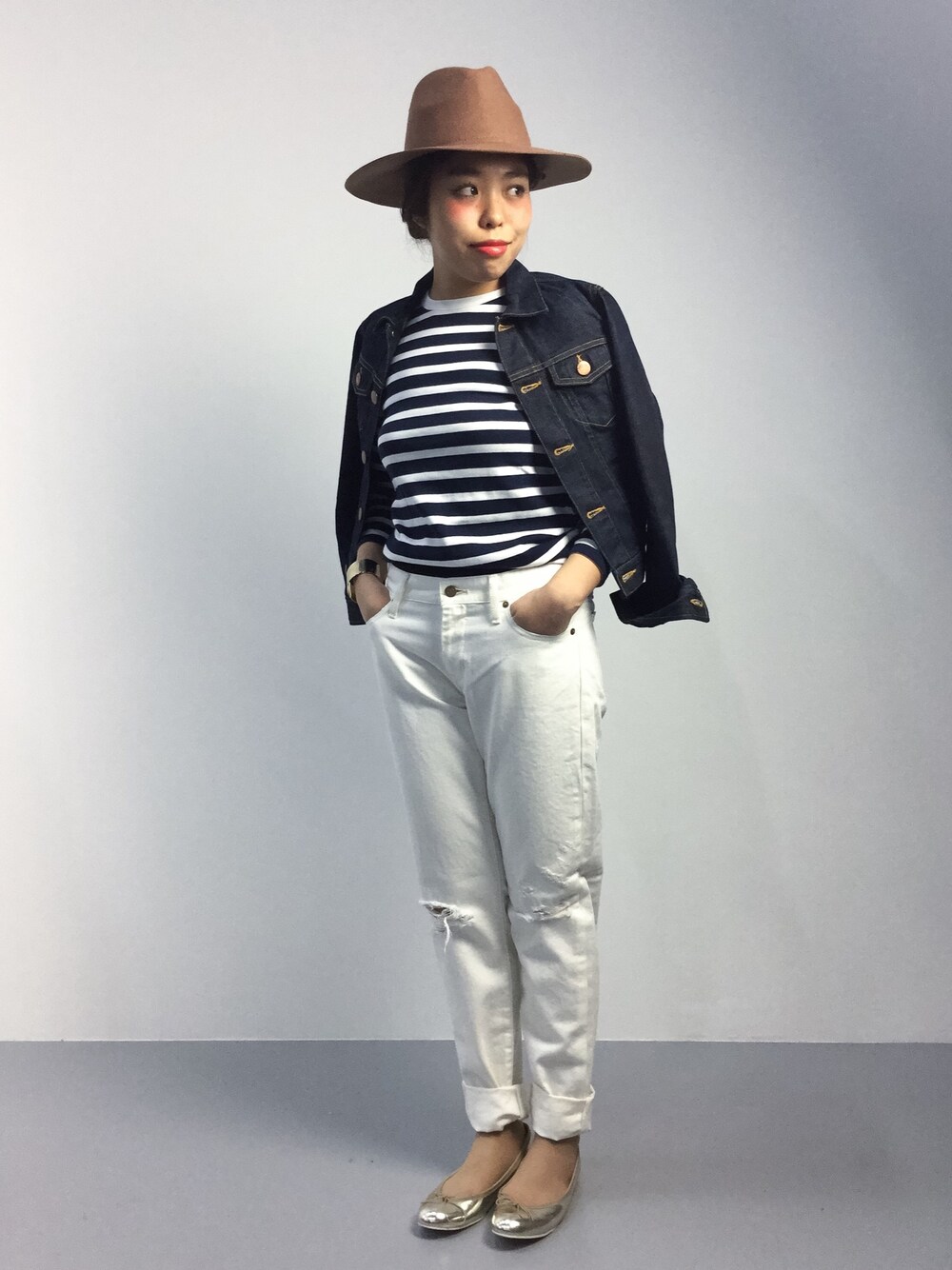 「テーパードパンツ、デニムジャケット、ハット、バレエシューズ、ホワイトデニム、ホワイトパンツ、ボーダートップス、中折れハット、エナメルシューズ、テーパードデニム」｜「603の603 中折れハット（ハット、ブラウン系）」を使った、ぽんさん（レディース・158cm）の秋コーディネートの1枚目の写真