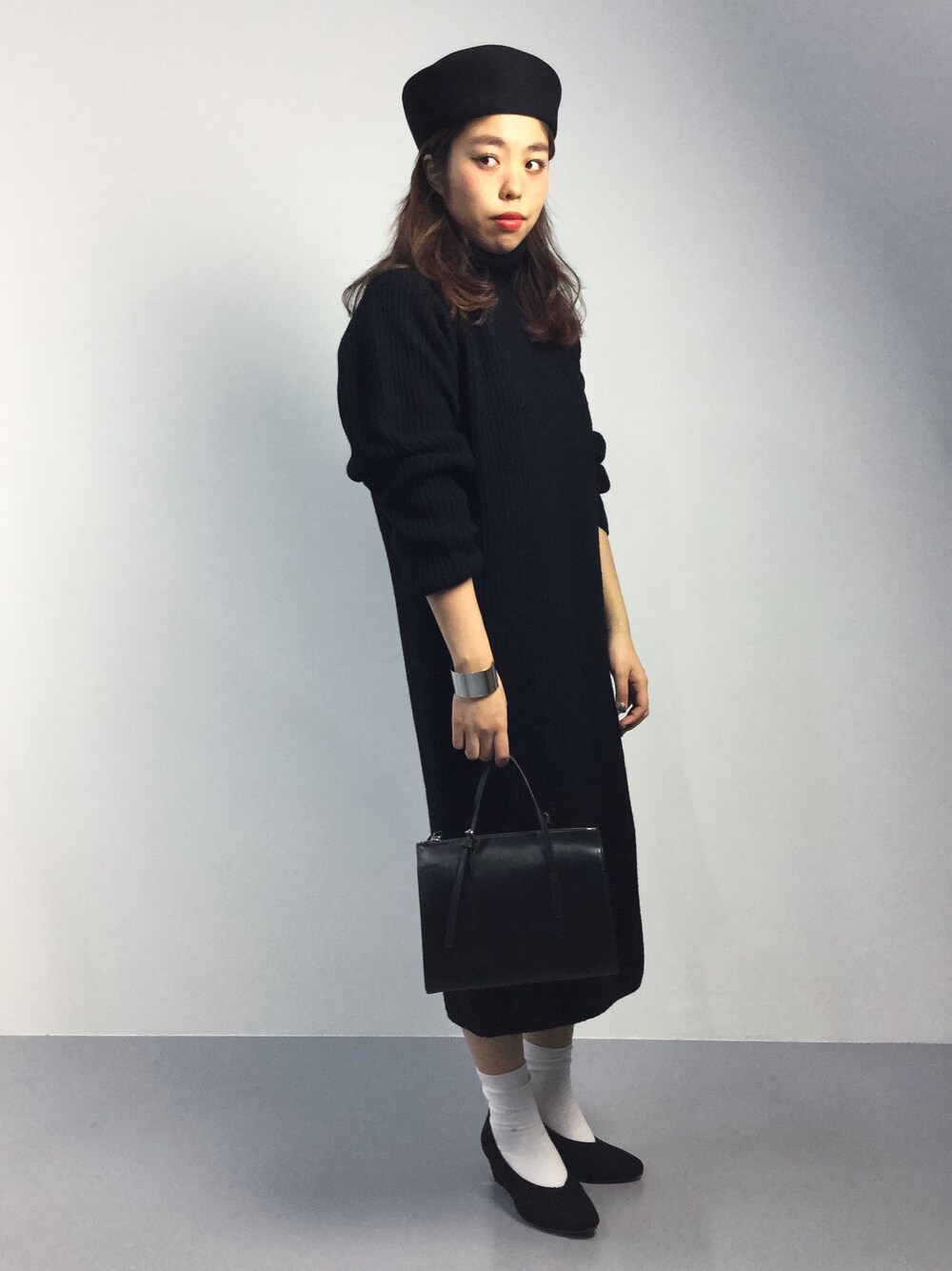 「ワンピース、ベレー帽、knit、秋のコーデ、ニットワンピース、ボストンバッグ、ウェッジソール、黒パンプス、モノトーンコーデ、ヒール×靴下」｜「Auntie Rosaの【Auntie　Rosa】ウールベレー帽（ハンチング/ベレー帽、ブラック系）」を使った、ぽんさん（レディース・158cm）の秋コーディネートの1枚目の写真