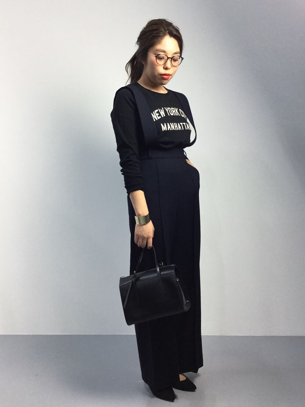 「サロペット、ネイビー、knit、秋のコーデ、ウールパンツ、大人カジュアル、ボストンバッグ、黒パンプス、ポインテッドトゥ、ウエストイン」｜「NANO universeのインターシャニットプルオーバー（ニット/セーター、その他）」を使った、ぽんさん（レディース・158cm）の秋コーディネートの1枚目の写真