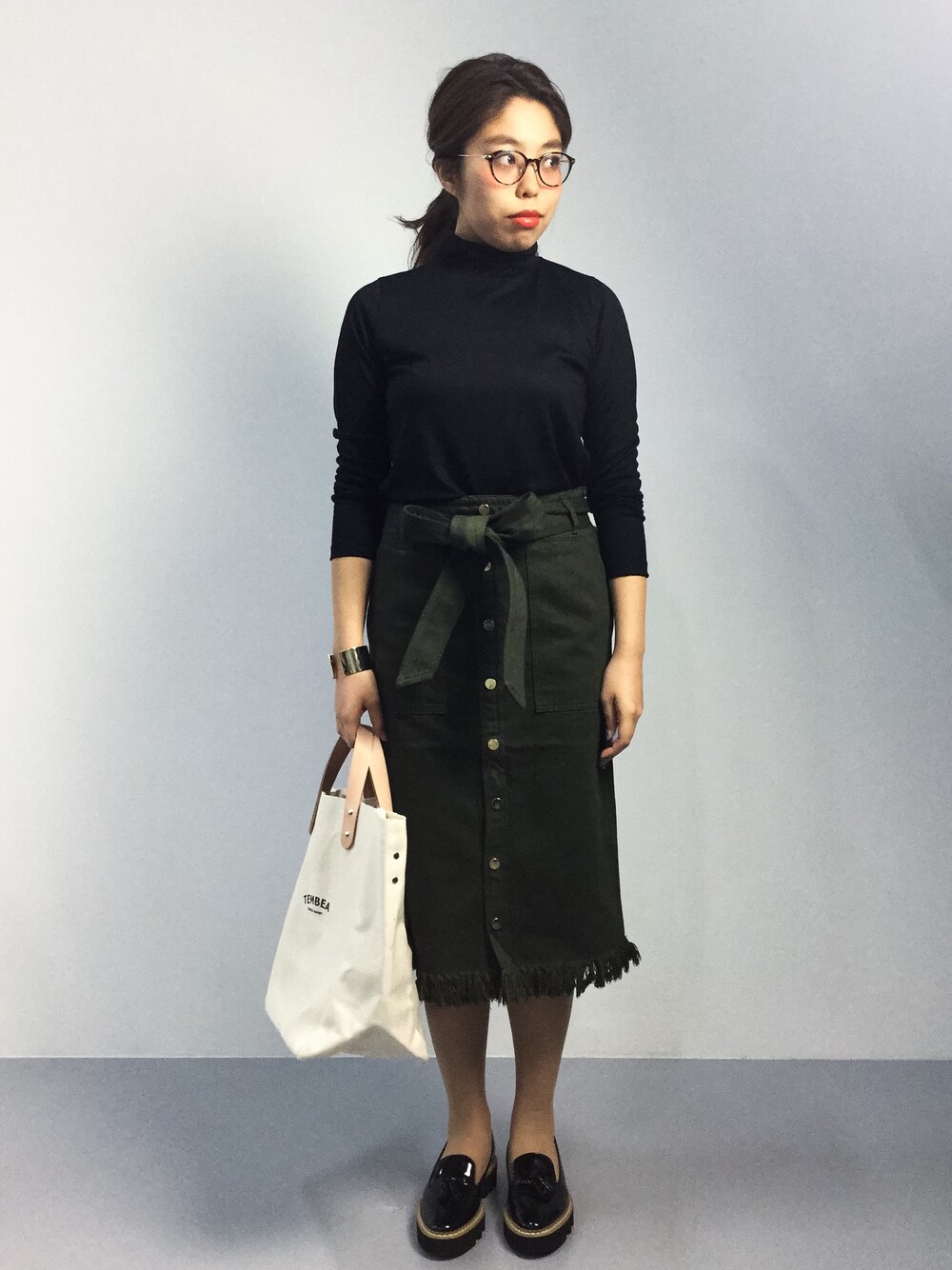 「デニム、トートバッグ、denim、デニムスカート、タートルネック、大人カジュアル、フリンジ、オペラシューズ、タッセルシューズ、カーキスカート」｜「JOURNAL STANDARDの2/72ウォッシャブルウールタートルネック#（Tシャツ/カットソー、ブラック系）」を使った、ぽんさん（レディース・158cm）の秋コーディネートの1枚目の写真
