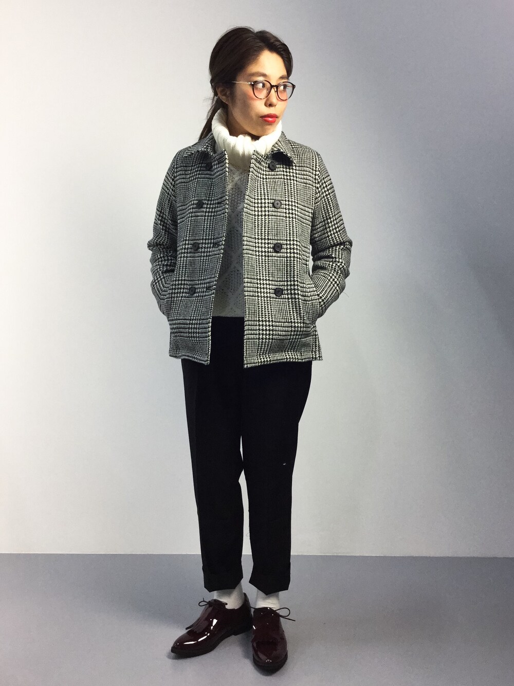 「ニット、Pコート、スラックス、ケーブルニット、レースアップシューズ、イージーパンツ、Harris Tweed、タートルネックニット、ホワイトニット、ポインテッドトゥ」｜「BEAMS LIGHTS Women'sのBEAMS LIGHTS / HARRIS TWEED P-COAT（ピーコート、グレー系）」を使った、ぽんさん（レディース・158cm）の秋コーディネートの1枚目の写真