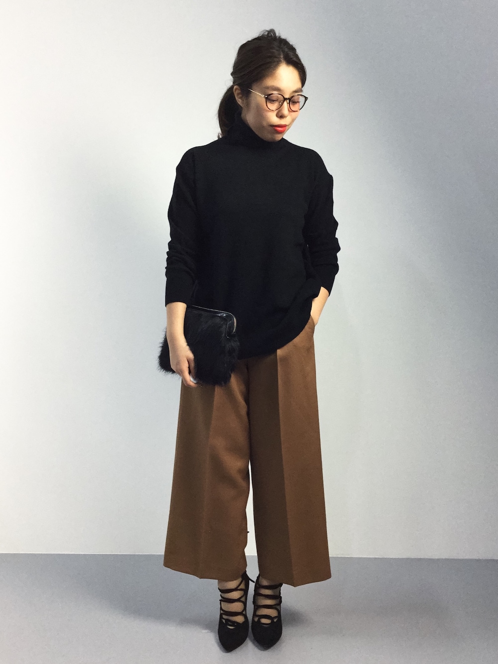 「ニット、タートルネック、レースアップシューズ、ワイドパンツ、クロップドパンツ、タックパンツ、きれいめカジュアル、秋、ファークラッチ、オトナカジュアル」｜「SLOBE IENAのウールカシミヤ12Gタートルニットプルオーバー◆（ニット/セーター、ブラック系）」を使った、ぽんさん（レディース・158cm）の秋コーディネートの1枚目の写真