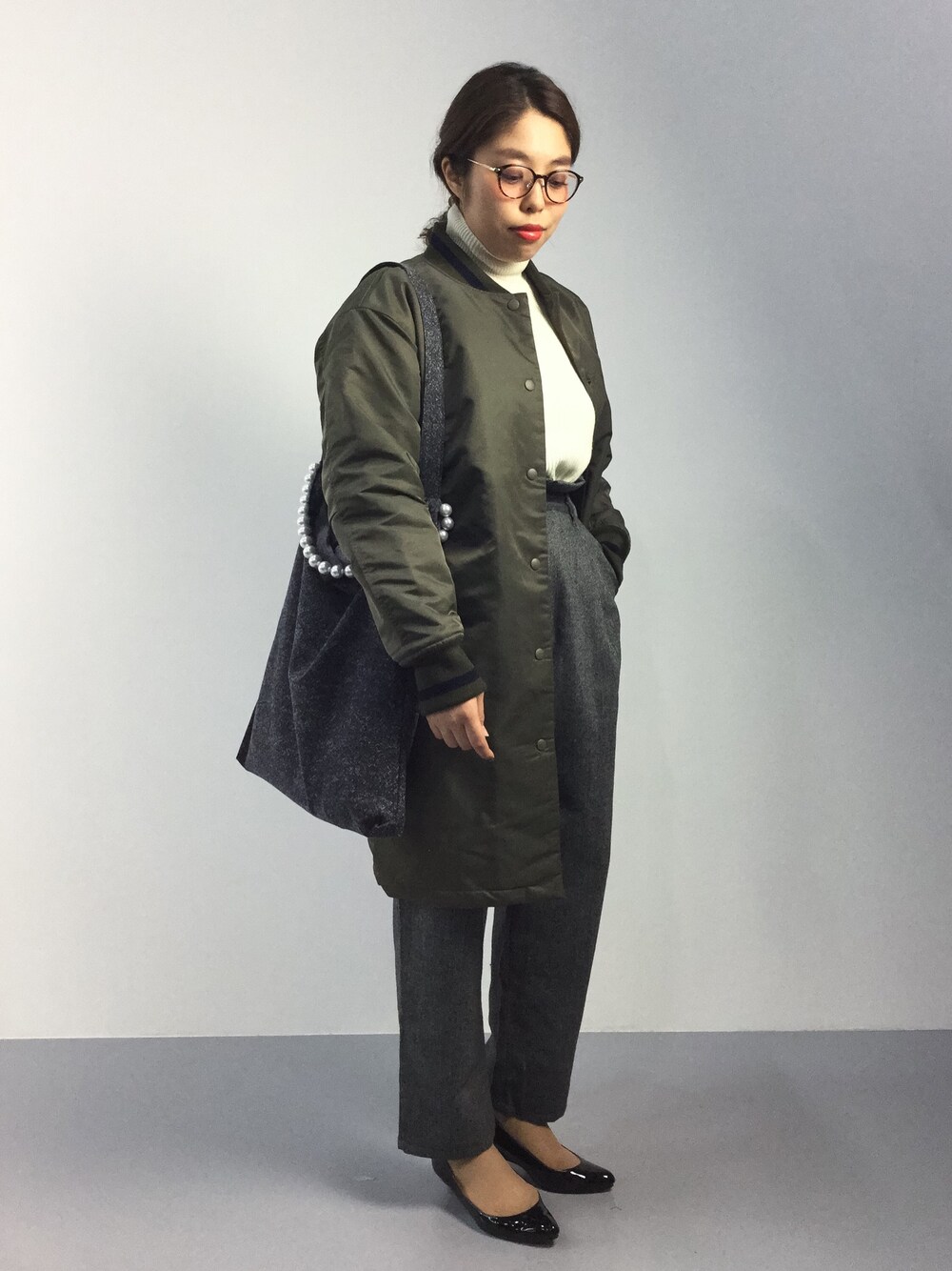 「トートバッグ、スタジャン、MA-1、秋のコーデ、パール、ハイウエストパンツ、ウェッジソール、パンツスタイル、エナメルシューズ、インスタイル」｜「FRAY I.Dの片畦プルオーバー（ニット/セーター、ホワイト系）」を使った、ぽんさん（レディース・158cm）の秋コーディネートの1枚目の写真