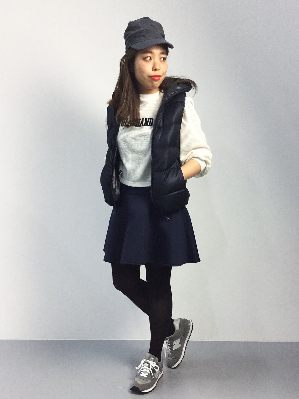 「DUVETICA、カジュアル、ダウンベスト、New Balance、ネイビー、キャスケット、スニーカーコーデ、ロゴニット、ホワイトニット、ボンディングスカート」｜「OVERRIDEの【WEB限定】SWEAT　CASQUETTE/スウェット　キャスケット（キャスケット、グレー系）」を使った、ぽんさん（レディース・158cm）の秋コーディネートの1枚目の写真