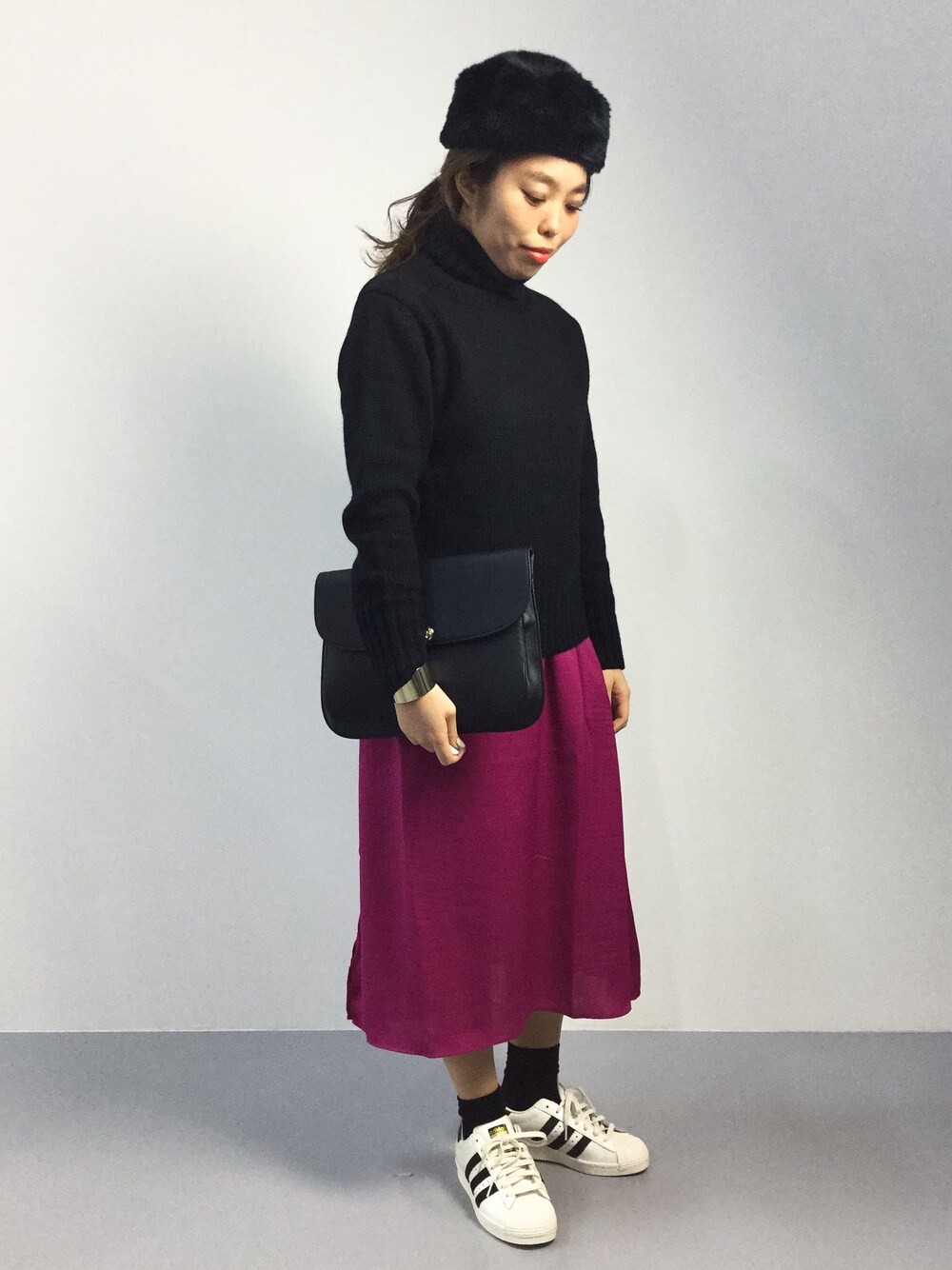 「ニット、ピンク、クラッチバッグ、スニーカーコーデ、ロングスカート、スポーツミックス、タートルネックニット、ファー帽子、カジュアルコーデ、superstar80's」｜「Ray BEAMSのFRAUEN HuT / ピン付 トーク帽（ハンチング/ベレー帽、ブラック系）」を使った、ぽんさん（レディース・158cm）の秋コーディネートの1枚目の写真