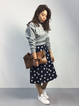 「フラワープリント」｜「アイテム（クラッチバッグ）」を使った、ぽんさん（レディース・158cm）の秋コーディネート