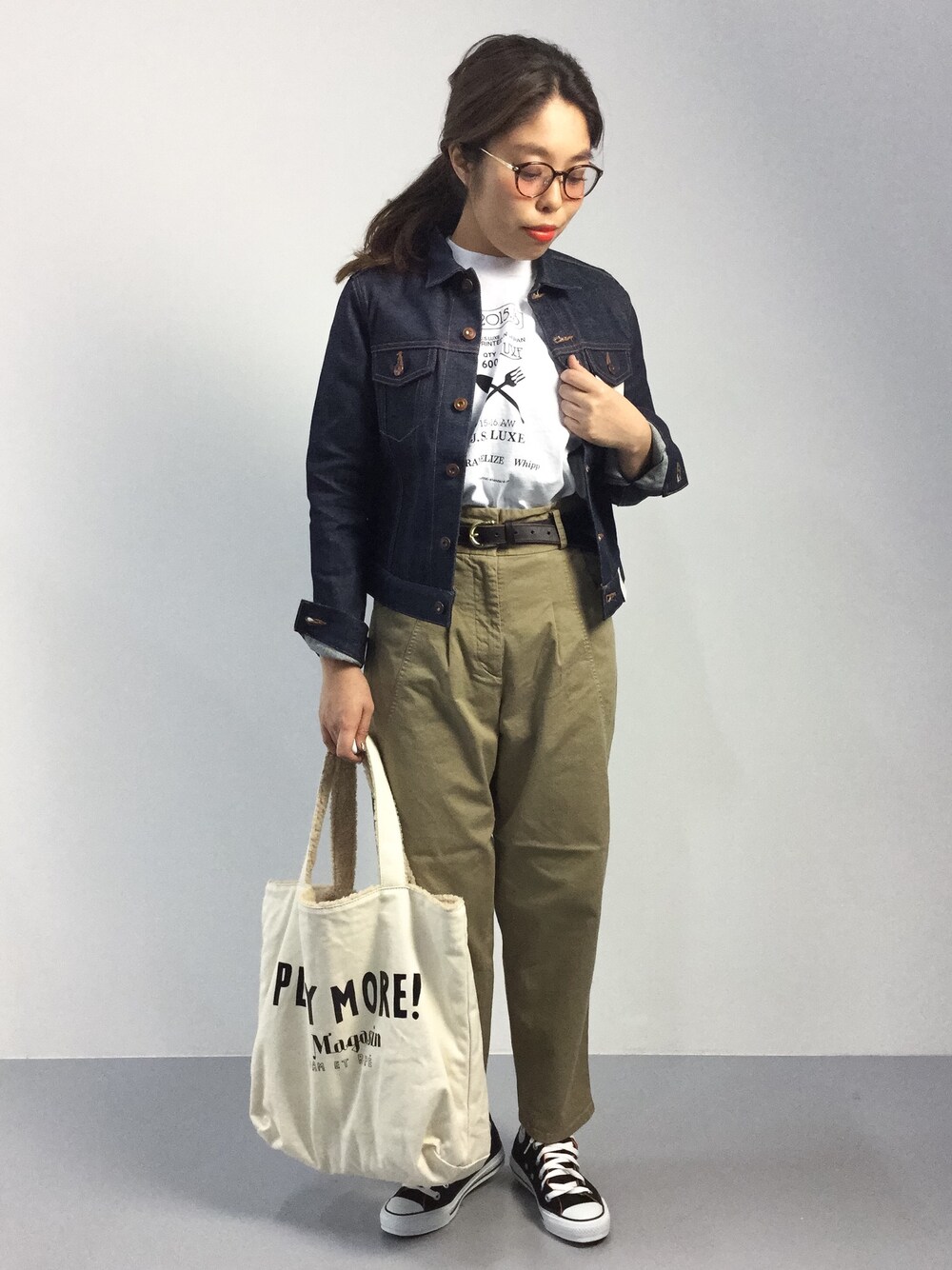 「デニム、トートバッグ、デニムジャケット、denim、秋のコーデ、大人カジュアル、スニーカーコーデ、リバーシブル、白Tシャツ、ノンウォッシュデニム」｜「JOURNAL STANDARD LUXEのCARAMELIZE WHIPP リメイク Tシャツ#（Tシャツ/カットソー、ホワイト系）」を使った、ぽんさん（レディース・158cm）の秋コーディネートの1枚目の写真