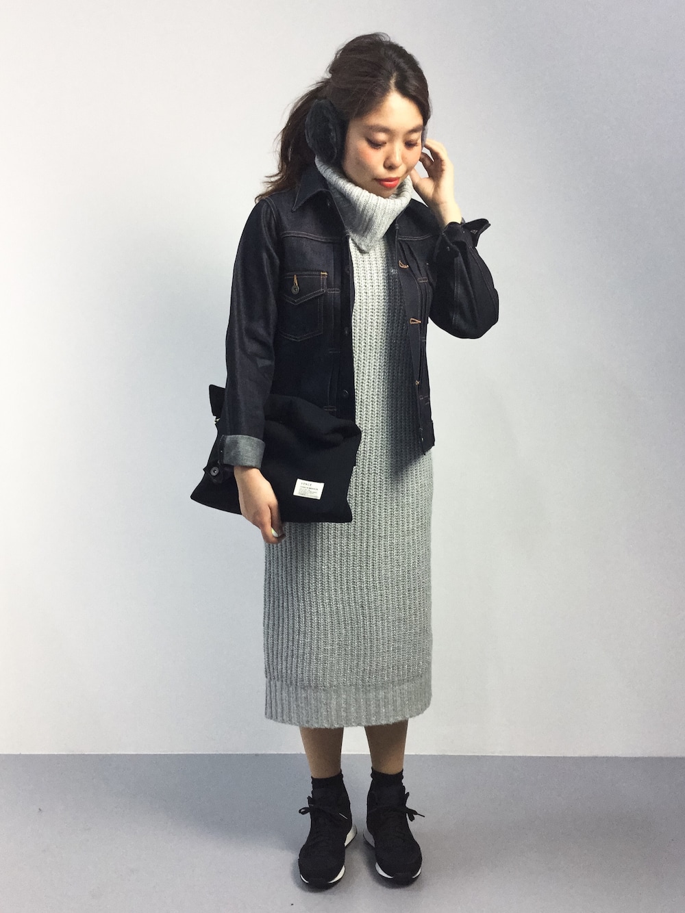「ニット、ワンピース、NIKE、クラッチバッグ、デニムジャケット、ニットワンピース、スニーカーコーデ、ボンディング、ラメニット、ノンウォッシュデニム」｜「BLISS POINTのタートルラメニットノースリーブワンピース/706099（ワンピース、グレー系）」を使った、ぽんさん（レディース・158cm）の秋コーディネートの1枚目の写真