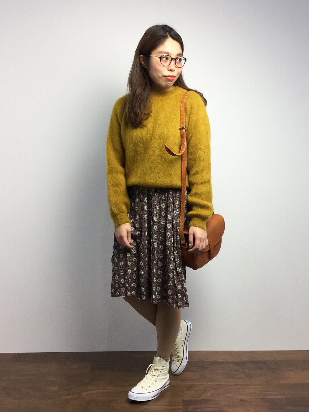 「ニット、ワンピース、イエロー、ショルダーバッグ、花柄、秋のコーデ、モヘアニット、レザーバッグ、花柄ワンピース、ワンピース×スニーカー」｜「UNITED TOKYOのモヘアニットプルオーバー（ニット/セーター、イエロー系）」を使った、ぽんさん（レディース・158cm）の秋コーディネートの1枚目の写真